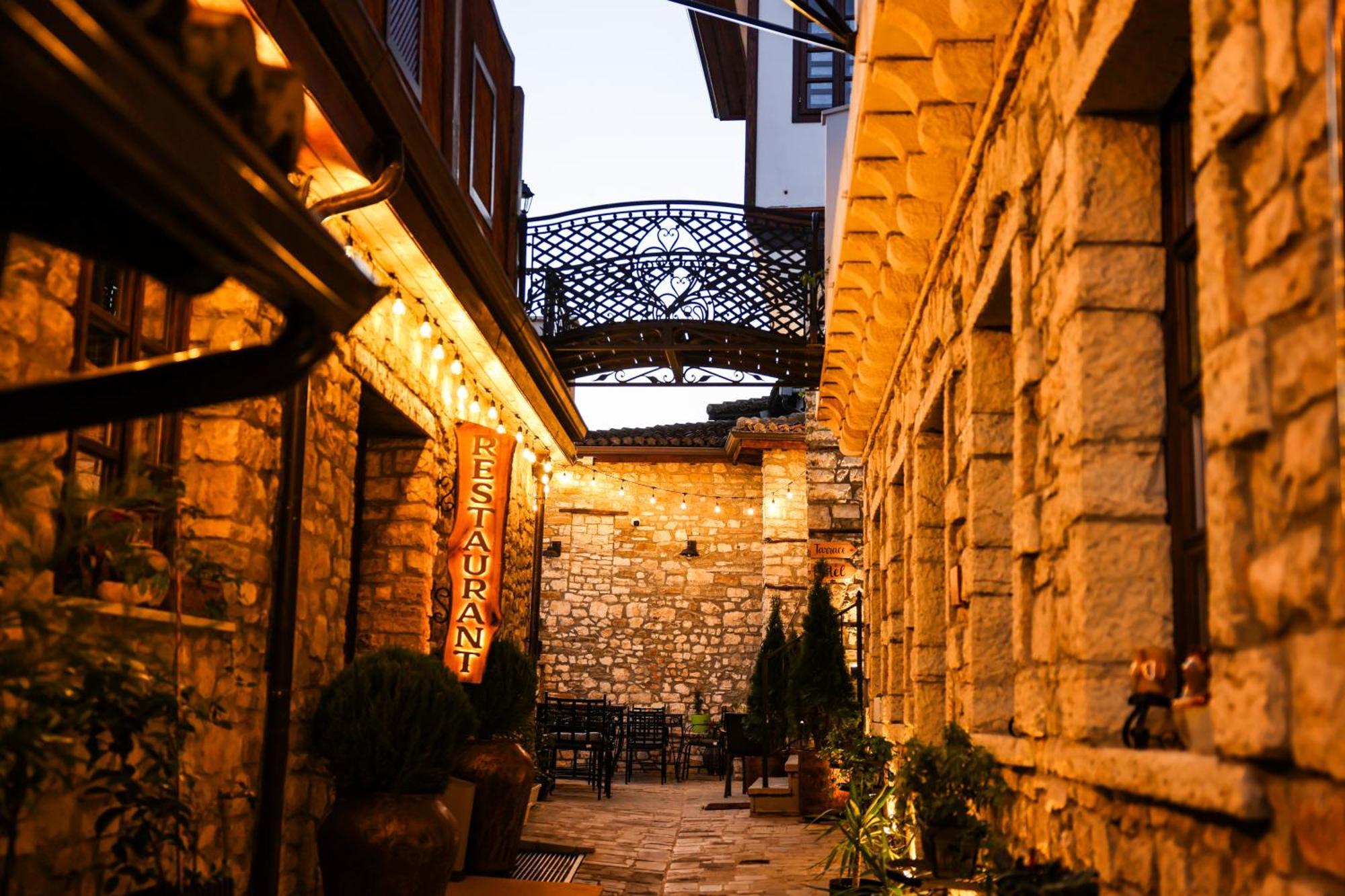 White House Boutique Hotel & Restaurant - Since 1999 Berat Esterno foto